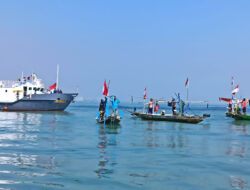 Ditpolairud Polda Jatim Bersama Nelayan Kibarkan Bendera Merah Putih di Selat Madura