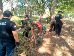 Babinsa Gotong Royong Bersihkan Lapangan, Wujudkan Desa Sehat dan Asri