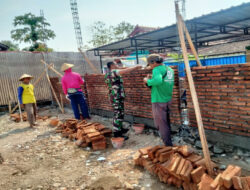 Tingkatkan Rasa Kebersamaan Babinsa Gotong Royong Bantu Pembuatan Pagar Rumah Warga