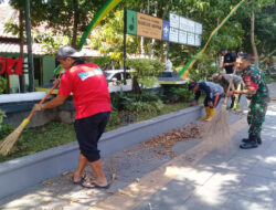 Gandeng Tim Saberling Dan Staf Kelurahan, Babinsa Keprabon Bersihkan Sepanjang Trotoar Jalan Diponegoro