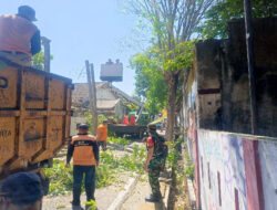 Kerja Bakti Pembersihan Lingkungan, Babinsa Laweyan Gerakkan Semangat Gotong Royong Warganya