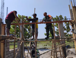 Babinsa dan Warga Desa Bergotong Royong Bangun Rumah Warga