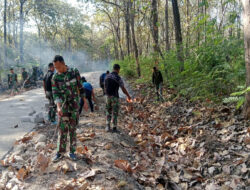 Peduli Lingkungan, Satgas TMMD 121 Pembersihan di Sepanjang Jalan Paving Dusun Ngasem