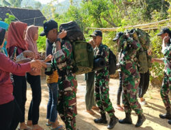 Air Mata Warga Iringi Satgas TMMD 121 Selur : Sudah Saya Anggap Anak Sendiri