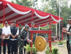 Pemukulan Gong Oleh Danrem 081/Dsj Tandai Berakhirnya TMMD 121 di Kabupaten Ngawi