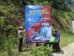 Cegah Kecelakaan Lalu Lintas, Polisi Pasang Baliho Peringatan di Jalur Wisata Trenggalek