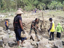 Berbaur dengan Masyarakat, Serka Rusli Gotong Royong Bangun Talud