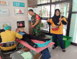 HUT ke-74 SMKN 08 Surakarta, Babinsa Kepatihan Wetan Berperan Aktif Dalam Kegiatan Donor Darah