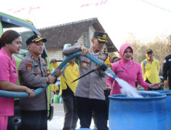 Lagi, Polres Tuban Beri Bantuan Air Bersih dan Sembako untuk Warga Terdampak Kemarau