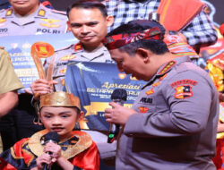 Kapolri dan Ketua Bhayangkari Sapa Dua Anak Pemenang Lomba Setapak Perubahan