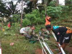 Wujud Peduli, Babinsa Koramil 0801/01 Pacitan Bantu Warga Memasang Pipa Air Bersih