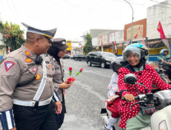 Sambut Hari Jadi ke -76 Polwan Polres Lumajang Gelar Aksi Simpatik Sosialisasikan Kamseltibcarlantas