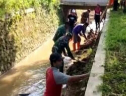 Jaga Lingkungan Bersihkan Sungai Bersama Warga, Ini Harapan Danramil 0801/01 Pacitan