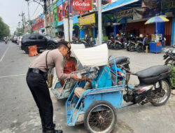 Polresta Sidoarjo Tumbuhkan Rasa Peduli di Tengah Patroli