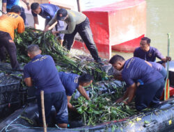 Sambut HUT TNI AL Lantamal V Bersih-Bersih Sungai Kalimas