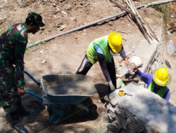 Bangkitkan Semangat, Babinsa Pos Koramil Gerih Bantu Warga Bangun Talud