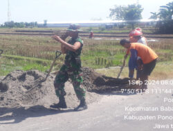 Rawat Insfartuktur Desa, Babinsa Kodim 0802/Ponorogo Ikut Kerja Bakti Perbaiki Talud