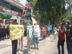 Demo KPUD Surabaya, Aliansi Relawan Surabaya Maju Ajak Masyarakat Menangkan Kotak Kosong