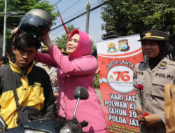 Sapa Warga di Hari Jadi ke -76, Polwan Polrestabes Surabaya Turun Jalan Berbagi Helm dan Bunga