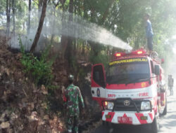 Babinsa Klego Sigap Bantu Damkar Padamkan Kebakaran Lahan di Desa Tanjung