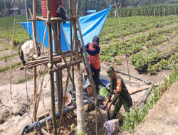 Atasi Kekeringan, Babinsa Koramil Bringin Dampingi Petani Pembuatan Sumur Bor