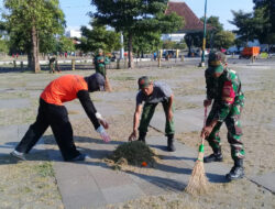 Gunakan Sapu Lidi, Babinsa Keprabon Bersama Abdi Dalem Bersihkan Lapangan Pamedan Puro Mangkunegaran