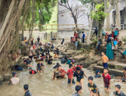 Mts.Tarbiyatus Sa’adah Ikuti Tradisi Unik Grebeg Kali dalam Rangka Sedekah Bumi di Desa Siwalan