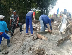 Babinsa Bersama Warga, Bangun Jembatan Penghubung Antar Dukuh