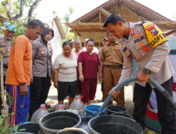 Droping Air Bersih di Desa Dayakan Polres Ponorogo Akan Bangun Sumur Bor Lagi