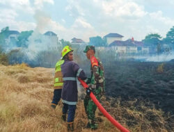 Gerak Cepat..Babinsa Karangasem Berjibaku Membantu Proses Pemadaman Kebakaran Lahan di Wilayah Binaan