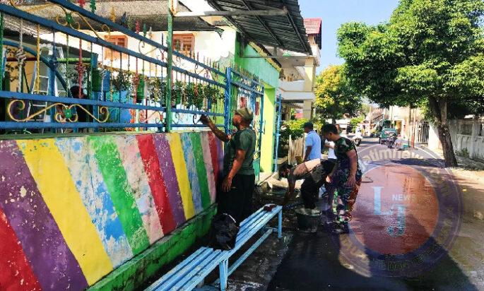 Babinsa Kepatihan Wetan Bersama Warga Kerja Bakti Pengecatan Sekolah Paud KB Mawar Kencana