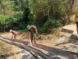 Untuk Perlancar Aktivitas Warga, Babinsa Sine Bersama Masyarakat Kerja Bakti Pengecoran Jalan