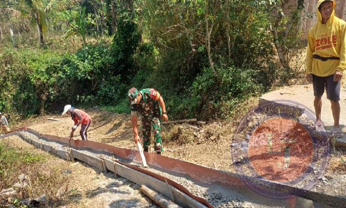 Untuk Perlancar Aktivitas Warga, Babinsa Sine Bersama Masyarakat Kerja Bakti Pengecoran Jalan