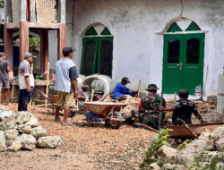 Wujud Peduli, Babinsa Koramil 0801/01 Pacitan Bersama Warga Bangun MCK Masjid Jami Mujahiddin