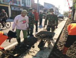 Panas Terik Bukan Penghalang TNI Bersama Warga Selesaikan Sasaran Fisik KBD Tahap VI Kodim 0735/Surakarta