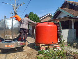 Musim Kemarau Susah Air, Babinsa Kodim 0802/Ponorogo Kawal Pengedropan Air Bersih