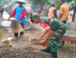 Babinsa Berikan Tenaga dan Semangat Bantu Cor Jalan