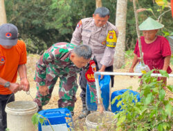 Peduli Sesama, Babinsa Koramil 0801/01 Pacitan Bantu Droping Air Bersih Untuk Warga Binaan