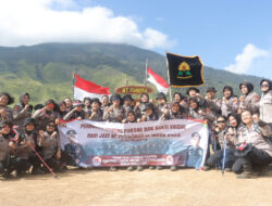 Hari Jadi ke -76 Polwan Polres Mojokerto Kibarkan Bendera Merah Putih di Puncak Gunung Pundak