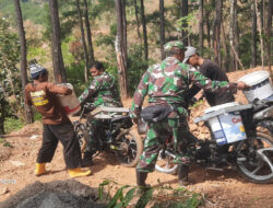 Sepeda Motor Temani Babinsa Kodim 0802/Ponorogo Angkut Material Pipanisasi di Medan Ekstrim