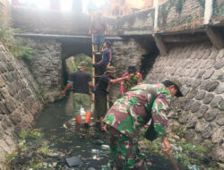 Sungai Tertutup Lumpur Dan Sampah, Babinsa Sumber Bersama Warga Terjun ke Sungai Laksanakan Pembersihan