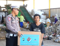 Satlantas Polres Gresik Gelar Bakti Sosial Rayakan HUT ke-69 mulai donor darah hingga bagikan air bersih