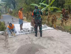 Bersama Warga,Babinsa Koramil Jogorogo Gotong Royong Pasang Paving