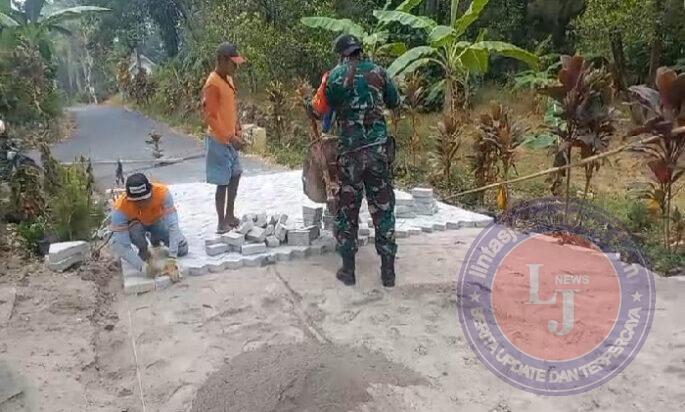 Bersama Warga,Babinsa Koramil Jogorogo Gotong Royong Pasang Paving