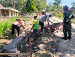 Manunggal dengan Rakyat, Anggota Koramil Widodaren Bantu Warga Bangun Talud