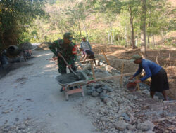 Giat Membangun Desa, Babinsa Kodim 0802/Ponorogo Buat Plesengan Bersama Warga