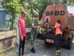 Peduli Warganya, Babinsa Posramil Pitu Bersama BPBD Droping Air Bersih di Tengah Kekeringan