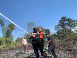 Sinergitas TNI dan Polri Bersama Warga Bantu Padamkan Kebakaran Lahan di Mojokerto