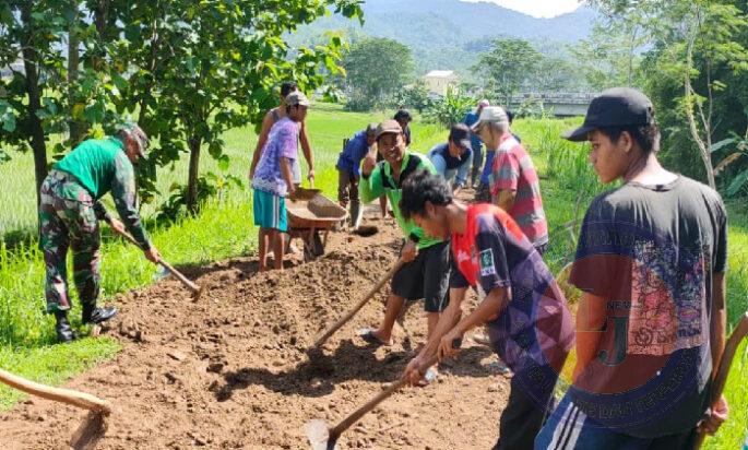 Wujud Kebersamaan, Babinsa Koramil 0801/04 Tegalombo Gotong Royong Perbaiki Jalan