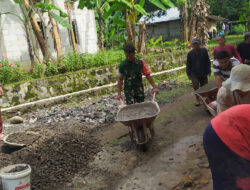 Serda Wahyudi Beraksi Angkat Adukan Semen untuk Cor Jalan Desa